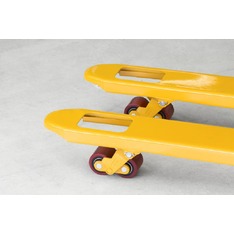 Lenkräder aus rotem Polyurethan auf Alufelgen. Gut geeignet für helle Fußböden, hinterlassen weniger sichtbare Abriebspuren